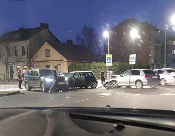 Nesėkmingas antradienio vakaras: Kauno centre susidūrė keturi automobiliai