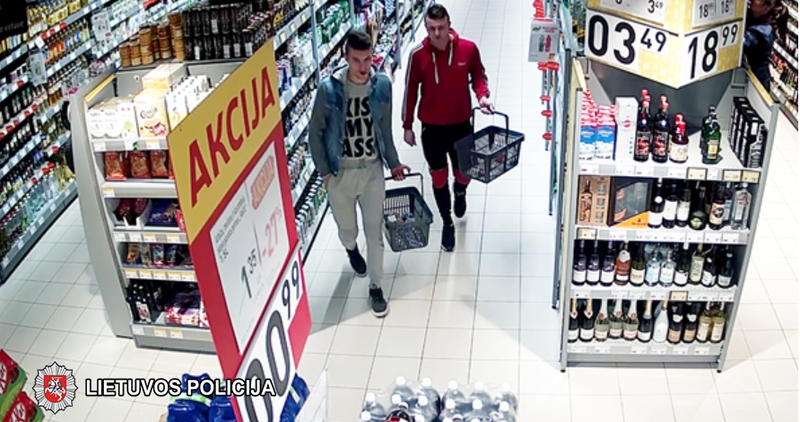 Pareigūnai prašo atpažinti vyrus: įtariami apšvarinę parduotuvę