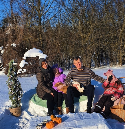 Komanda: mama Laura, vyresnėlė dukra Elenytė, tėtis Andrius ir mažoji Adelė visada turi ką veikti. Todėl karantinas šios šeimos nevaržo – jie džiaugiasi galėdami daugiau laiko praleisti drauge.