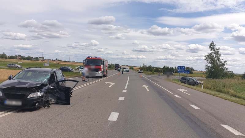 Skaudi avarija Vilkaviškio rajone: teko vaduoti automobilyje prispaustą žmogų