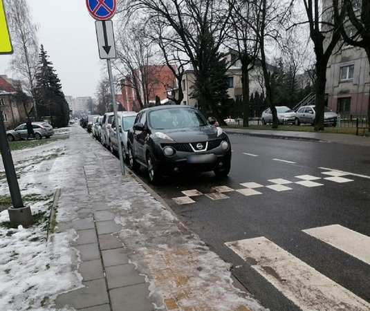 Kauniečiai plūsta dėl prie pėsčiųjų perėjos statomų automobilių: sekundė iki nelaimės!