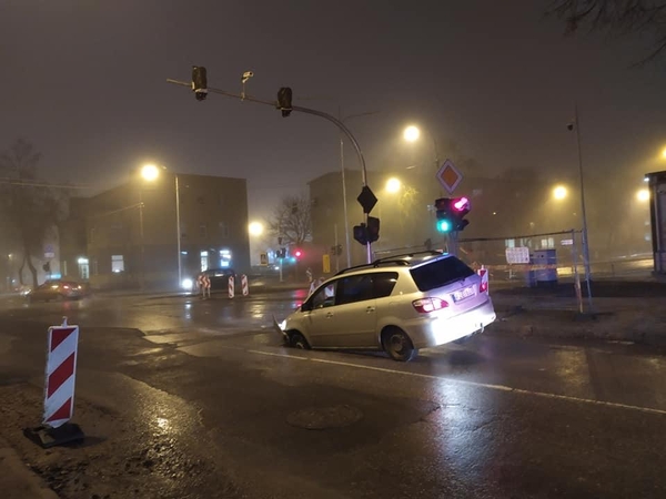 Šiauliuose į duobę įkritęs automobilis pakibo ore
