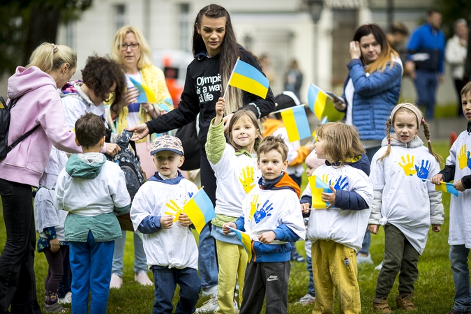 Olimpinis piknikas prezidentūros kiemelyje sportuoti subūrė šimtus vaikų