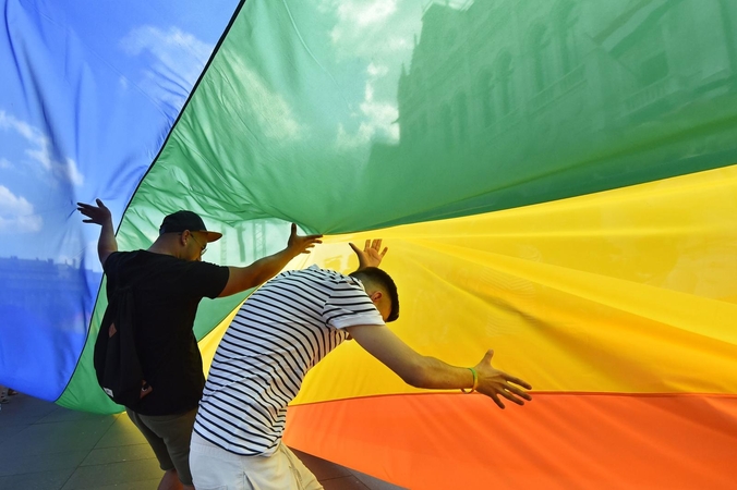Rusija pradėjo baudžiamąjį tyrimą dėl gėjų porai suteikto leidimo įsivaikinti
