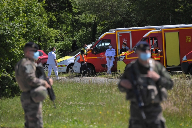 Prancūzijoje užpuolikas peiliu sužalojo policininkę