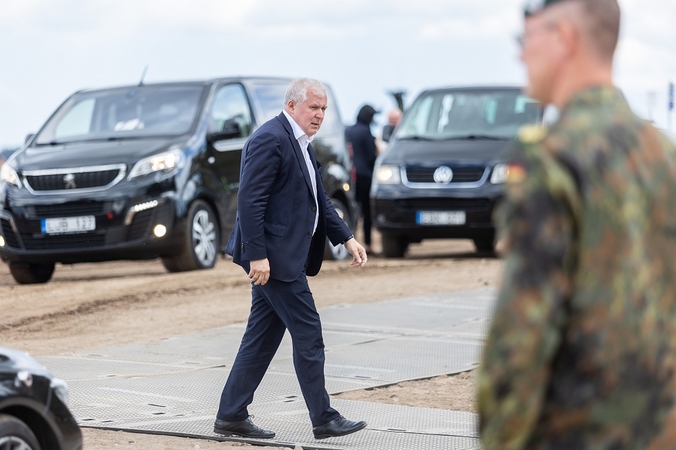 Arvydas Anušauskas (viduryje)