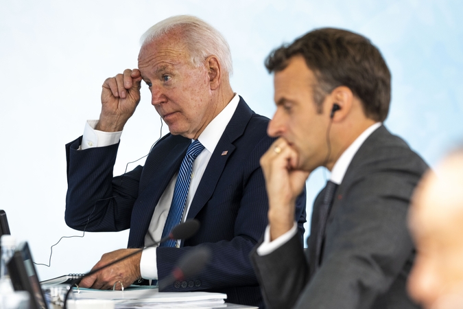 Joe Bidenas (kairėje), Emmanuelis Macronas (dešinėje)