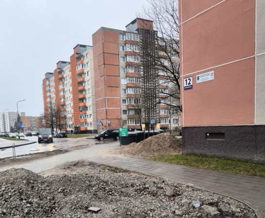 Netvarka: šalia daugiabučio dar rudenį prasidėję darbai sustojo technineipertraukai,oiškapstyta ir nesutvarkyta veja bado akis.