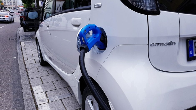 Patarimas: planuojantiems įsigyti pirmąjį elektromobilį pašnekovas rekomenduoja rinktis bent 50 kWh bateriją.