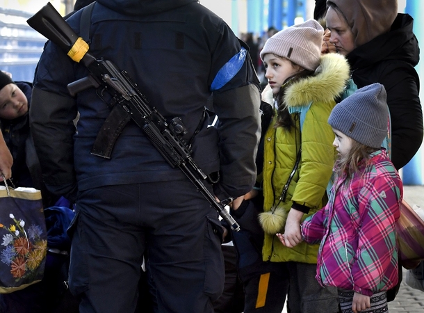 Ukraina sako tęsianti civilių evakuaciją