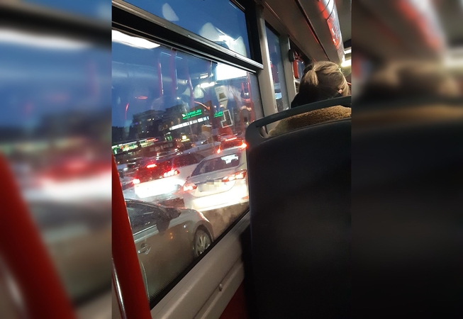 Neveikiantis šviesoforas vilniečius įklampino spūstyje: sankryžoje – balaganas