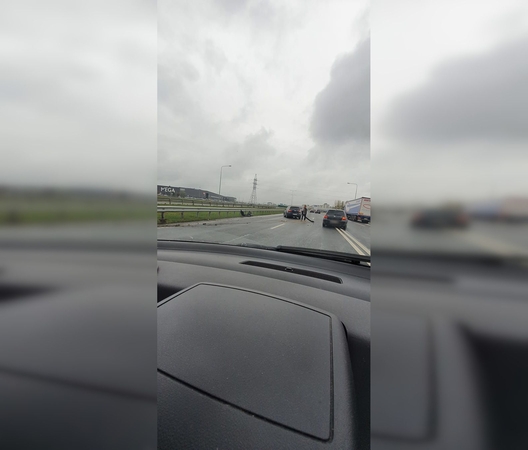 Netoli „Megos“ į kelio atitvarus rėžėsi lengvasis automobilis