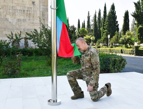Azerbaidžano lyderis iškėlė savo šalies vėliavą Kalnų Karabache