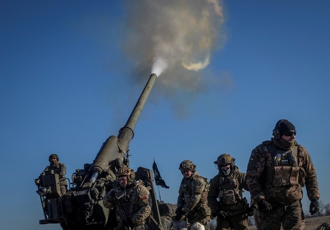 J. Stoltenbergas: Ukraina sunaudoja daugiau šaudmenų, nei NATO jų pagamina