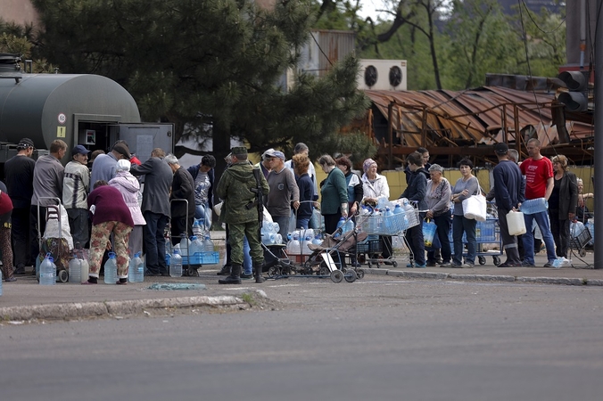 Veria širdį: už maistą mariupoliečiai verčiami laidoti lavonus ir tvarkyti griuvėsius