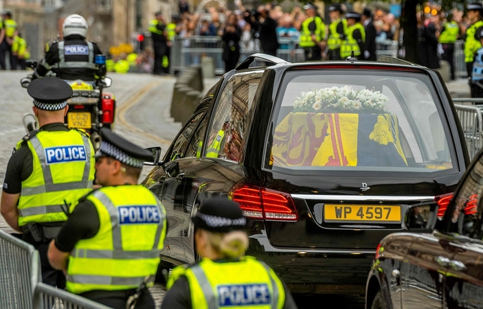 Elizabeth II karstas atgabentas į rūmus Škotijos sostinėje