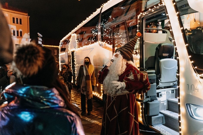 Šventinę nuotaiką pakaunėje kurti padeda iš kalėdinio autobuso sklindanti muzika