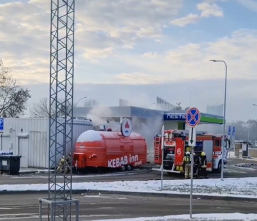 Vilniuje užsiliepsnojo greito maisto užkandinės priekaba