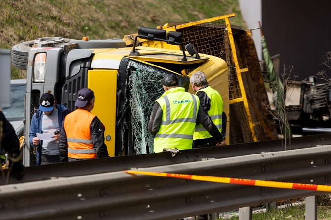 Prie Vakarinio aplinkkelio Vilniuje apvirto sunkvežimis-kranas: blokuojama Ukmergės gatvė