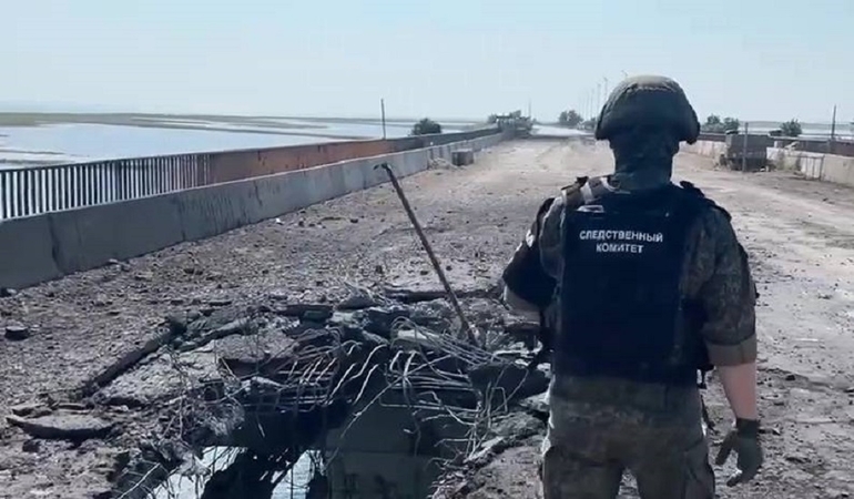 Rusų pareigūnas: ukrainiečių smūgis apgadino tiltą į Krymą