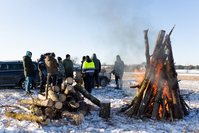 Ūkininkams deginant protesto laužus – išryškėjusi skirtingų žemdirbių organizacijų priešprieša