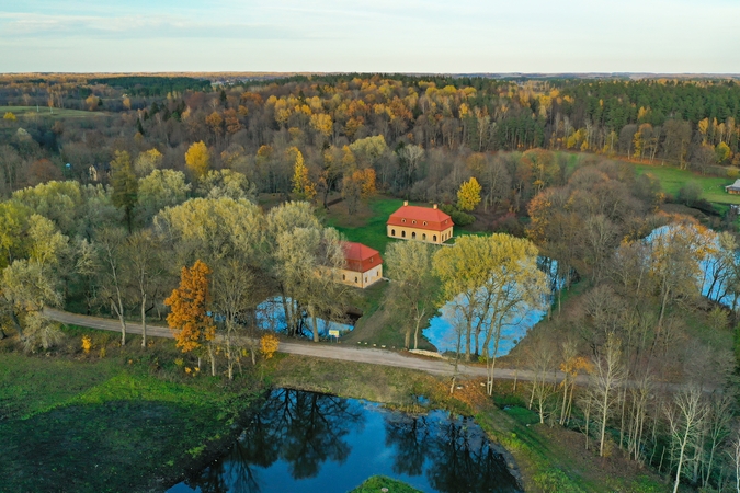 Vaizdas: Liubavas – vienas seniausių ir romantiškiausių Lietuvos dvarų, įsikūręs vaizdingoje vietovėje prie Gerėjos upės, dabar vadinamos Žalesa. (vaizdas iš viršaus)