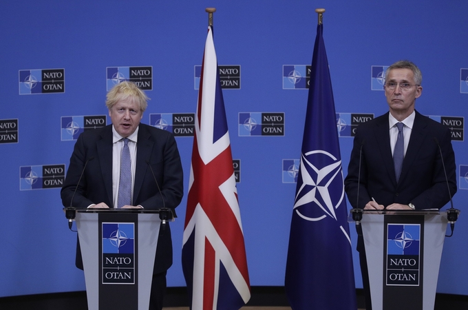 Borisas Johnsonas (kairėje), Jensas Stoltenbergas (dešinėje)