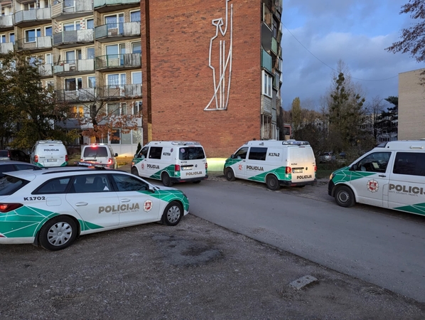 Policijos apgultis Raudondvario plente: rastas sužeistas vyras, įtariamasis – sulaikytas