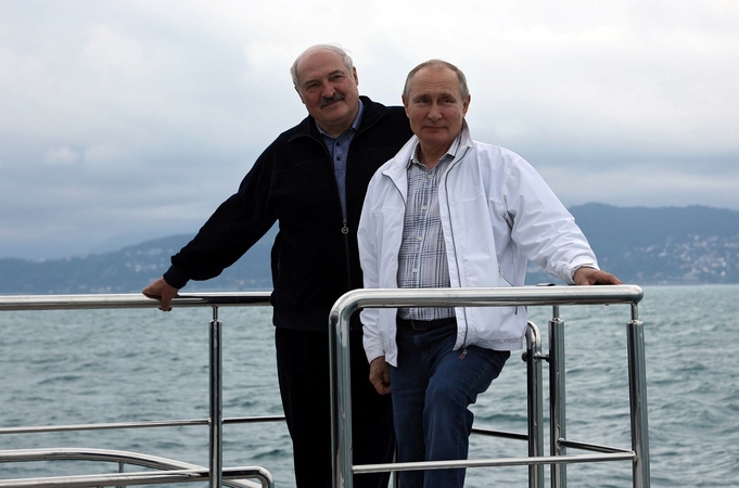 Aliaksandras Lukašenka (kairėje) ir Vladimiras Putinas (dešinėje)