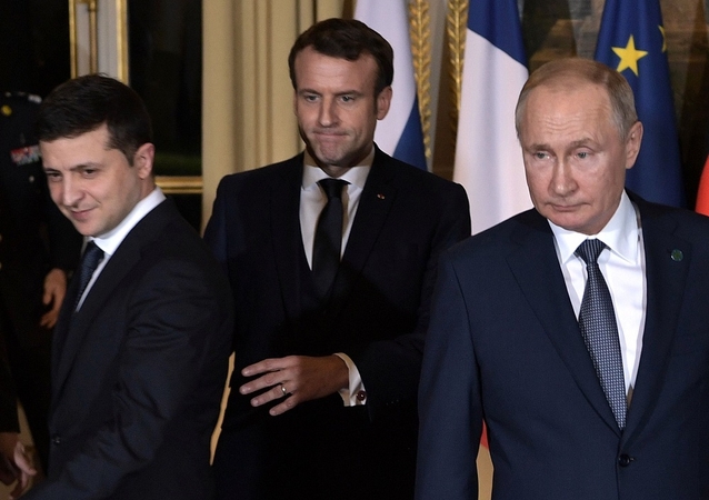 Volodymyras Zelenskis (kairėje), Emmanuelis Macronas (viduryje) ir Vladimiras Putinas (dešinėje)