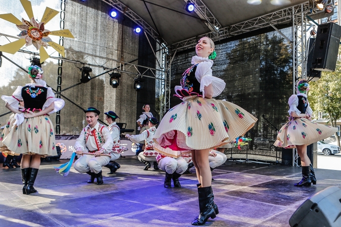 Švęs: festivalio metu susirinkusieji turės galimybę pasigėrėti ir įvairiaspalviais tautiniais kostiumais