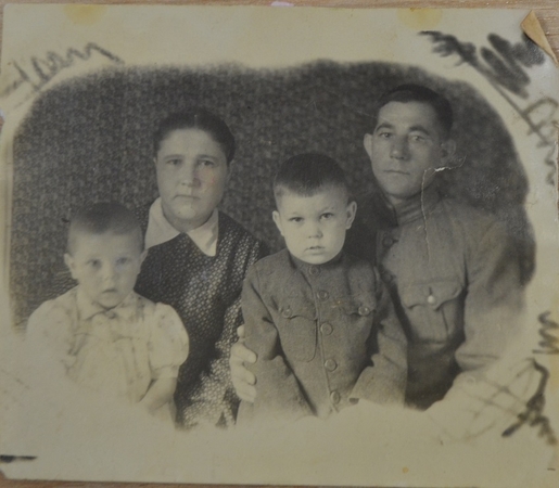 Atminimui: Vida (kairėje) su mama, broliuku ir dėde po senelio mirties Sibire. Apie 1951 m.