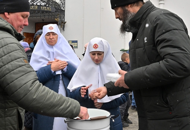 Kyjivo vienuolyne, artėjant vienuolių iškeldinimo terminui, meldėsi šimtai tikinčiųjų