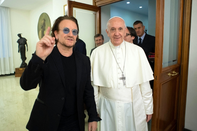 Įsiamžino: šioje 2018 m. nuotraukoje užfiksuotas populiarios airių roko grupės U2 lyderis Bono Vatikane privačioje audiencijoje su prieš kelias dienas mirusiu popiežiumi Pranciškumi.