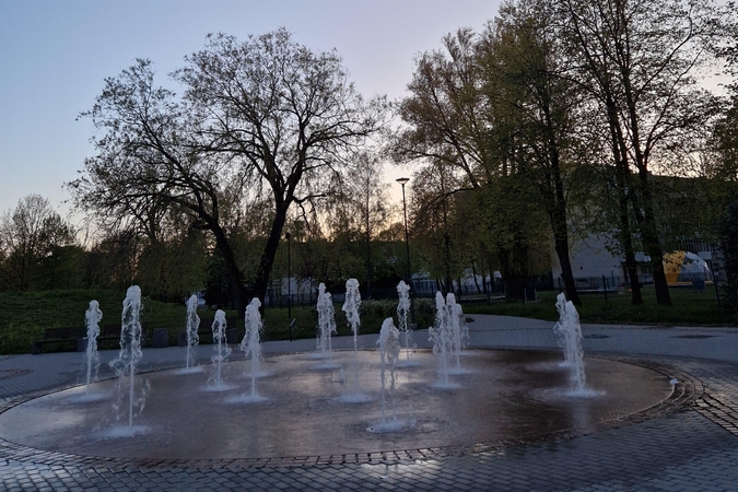 Įrodymas: klaipėdietis nufotografavo Neringos skvere esantį fontaną pirmadienį apie 21 val., spalvoto apšvietimo nematyti.