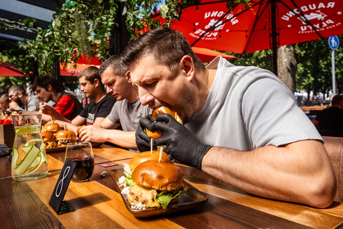 Mėsainių gerbėjus Klaipėdoje kviečia tradicinis „Gaisrinės“ burgerių valgymo čempionatas