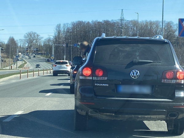 Pavojus: mažametį taip vežusi vairuotoja šokiravo aplinkinius – jei automobilį būtų tekę staiga stabdyti, vaikas galėjo patirti labai rimtų traumų.