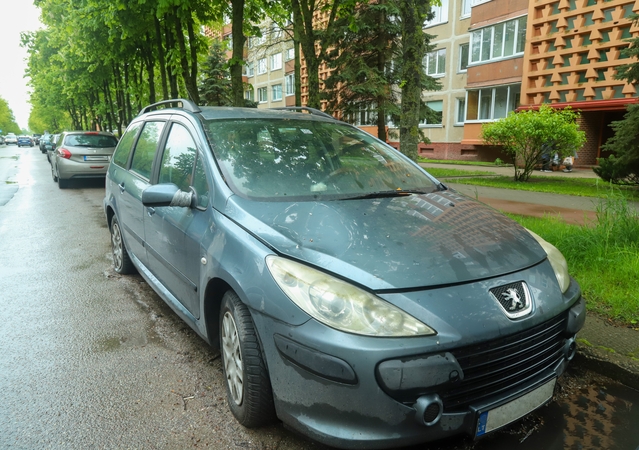 Nemalonumai: ir Reikjaviko gatvėje jau kurį laiką stovi automobilis, ant jo priekinio lango matyti baudos kvitas.