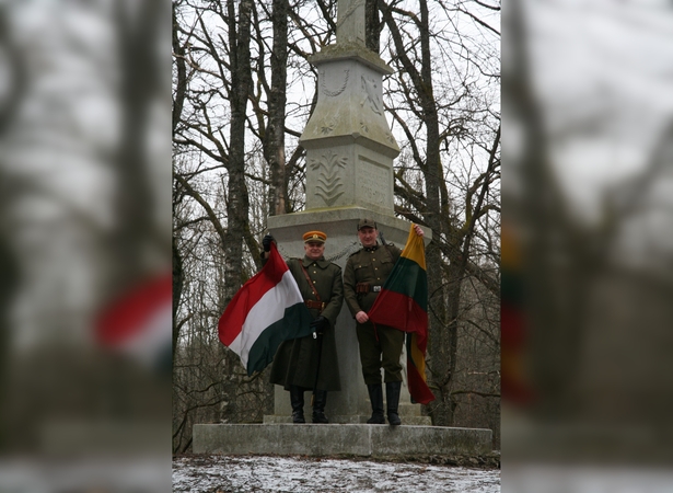 Paminėjimas: praeities tyrinėtojas E. Kazlauskis ir jo bičiulis Mantas Rumšas vasario 16-ąją vilkėdami tarpukario Lietuvos kariškių uniformomis nusifotografavo prie Skomantų piliakalnį puošiančio paminklo. Jo autorius – tragiško likimo K. Rameika.