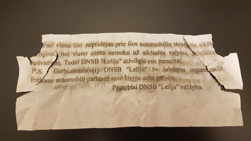 Akibrokštas: Debreceno gatvės daugiabučio kieme automobilį palikęs klaipėdietis ryte prie savo mašinos stiklo rado priklijuotą lapelį.