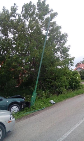 Avarijos metu suniokotas žibintas