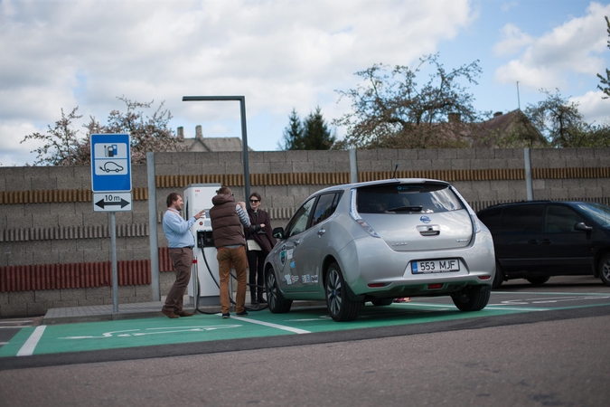 Tyliajame elektromobilių maratone – net 10 „Nissan Leaf“ 