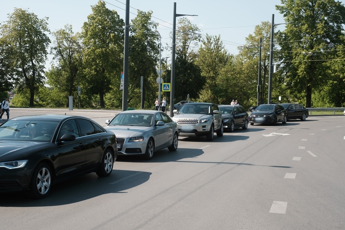 R. Žiogas šmaikščiai pademonstravo, kaip rengiasi Lietuvos vyrai
