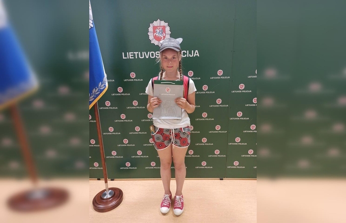 Džiaugiasi Lietuvos jaunimu: mokinė rado piniginę ir nedvejodama atnešė į policiją