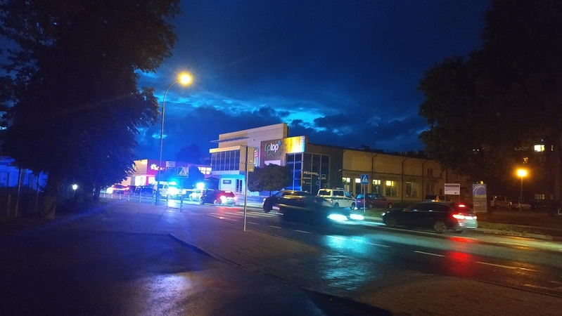 Prie prekybos centro Panevėžyje pašautas vyras, ieškomi įtariamieji 