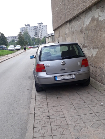Kauno vairuotojai iš vaikų atėmė šaligatvį 