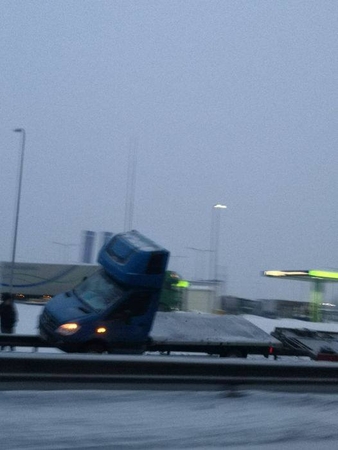 Netoli „Depo“ ant kelio atitvarų užvažiavo krovininis automobilis