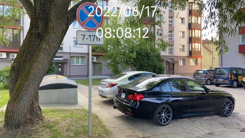 Penktadienį (birželio 17 d.) atliekų vežėjai ir vėl susidūrė su kliūtimis Klaipėdos daugiabučių kiemuose.