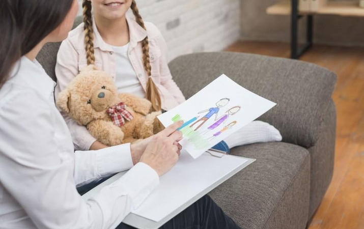Vaikų ir paauglių psichiatrai  įpareigoti didesnį dėmesį skirti gydymui be vaistų
