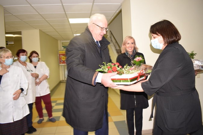Ž. Pinskuvienė, su vyru medikus sveikinusi be kaukių: laikiau labai sunkų kalakutą